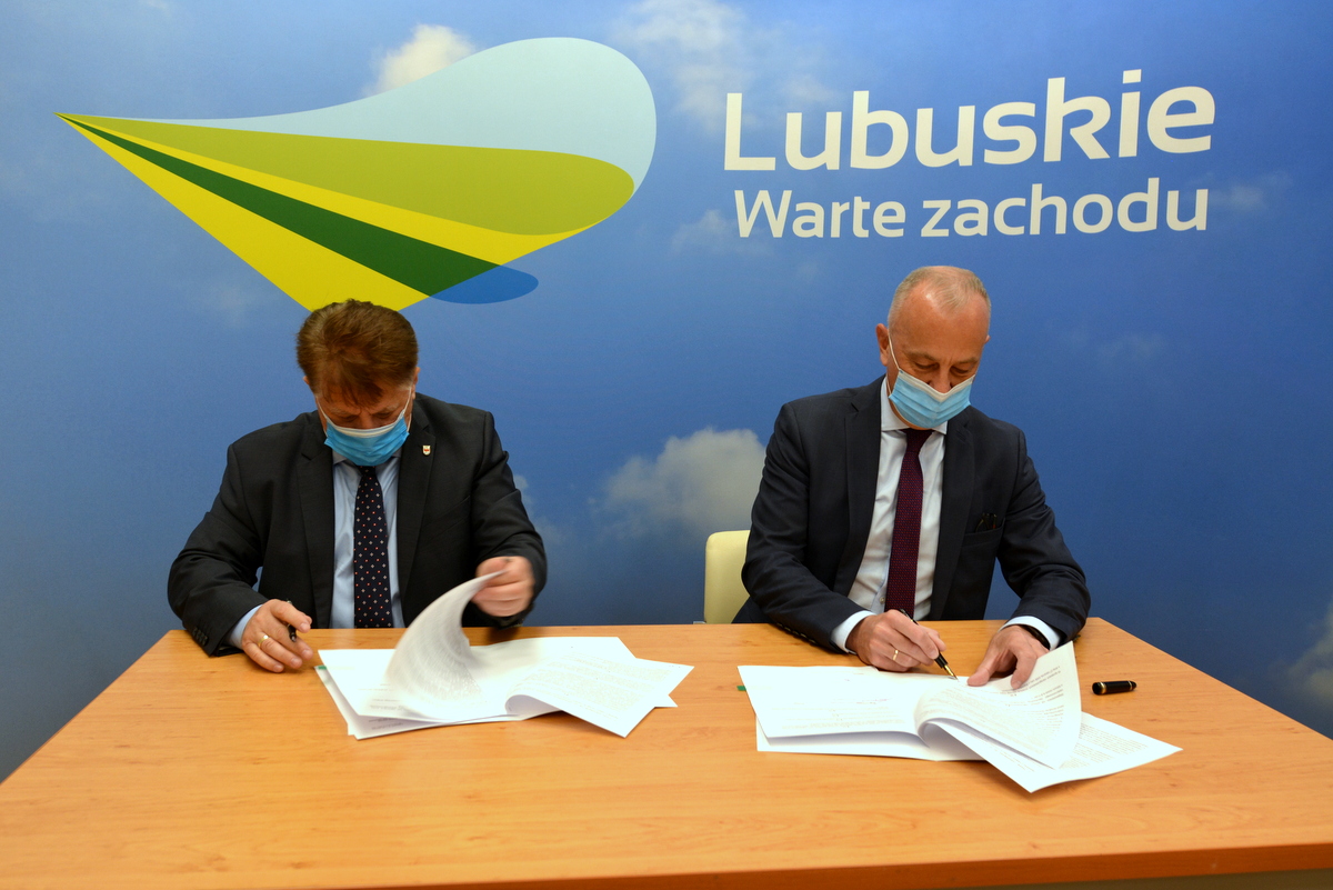 Od lewej: starosta słubicki Leszek Bajon i członek zarządu Marcin Jabłoński podpisujący umowę.