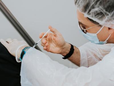 Pracownicy urzędu marszałkowskiego i jednostek mu podległych będą szczepieni preparatem firmy Pfizer. Fot. unsplash