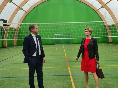 Podpisanie umowy - Rozbudowa boiska wielofunkcyjnego z zadaszeniem przy Szkole Podstawowej w Niegosławiu