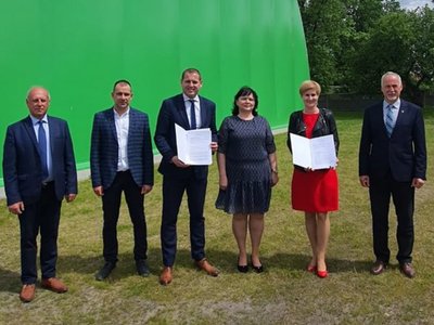 Podpisanie umowy - Rozbudowa boiska wielofunkcyjnego z zadaszeniem przy Szkole Podstawowej w Niegosławiu