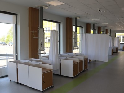 Pododdział Dziennej Chemioterapii to wygodna, duża sala z 32-stanowiskami do chemioterapii, pomieszczenie do kompletowania leków, gabinety lekarskie i zabiegowe oraz poczekalnia dla około 50 pacjentów. Fot. Wielospecjalistyczny Szpital Wojewódzki w Gorzowie Wlkp.
