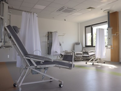 Pododdział Dziennej Chemioterapii to wygodna, duża sala z 32-stanowiskami do chemioterapii, pomieszczenie do kompletowania leków, gabinety lekarskie i zabiegowe oraz poczekalnia dla około 50 pacjentów. Fot. Wielospecjalistyczny Szpital Wojewódzki w Gorzowie Wlkp.
