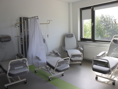 Pododdział Dziennej Chemioterapii to wygodna, duża sala z 32-stanowiskami do chemioterapii, pomieszczenie do kompletowania leków, gabinety lekarskie i zabiegowe oraz poczekalnia dla około 50 pacjentów. Fot. Wielospecjalistyczny Szpital Wojewódzki w Gorzowie Wlkp.
