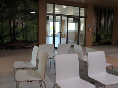 Pododdział Dziennej Chemioterapii to wygodna, duża sala z 32-stanowiskami do chemioterapii, pomieszczenie do kompletowania leków, gabinety lekarskie i zabiegowe oraz poczekalnia dla około 50 pacjentów. Fot. Wielospecjalistyczny Szpital Wojewódzki w Gorzowie Wlkp.
