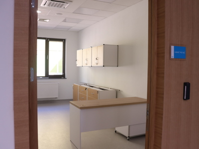 Pododdział Dziennej Chemioterapii to wygodna, duża sala z 32-stanowiskami do chemioterapii, pomieszczenie do kompletowania leków, gabinety lekarskie i zabiegowe oraz poczekalnia dla około 50 pacjentów. Fot. Wielospecjalistyczny Szpital Wojewódzki w Gorzowie Wlkp.
