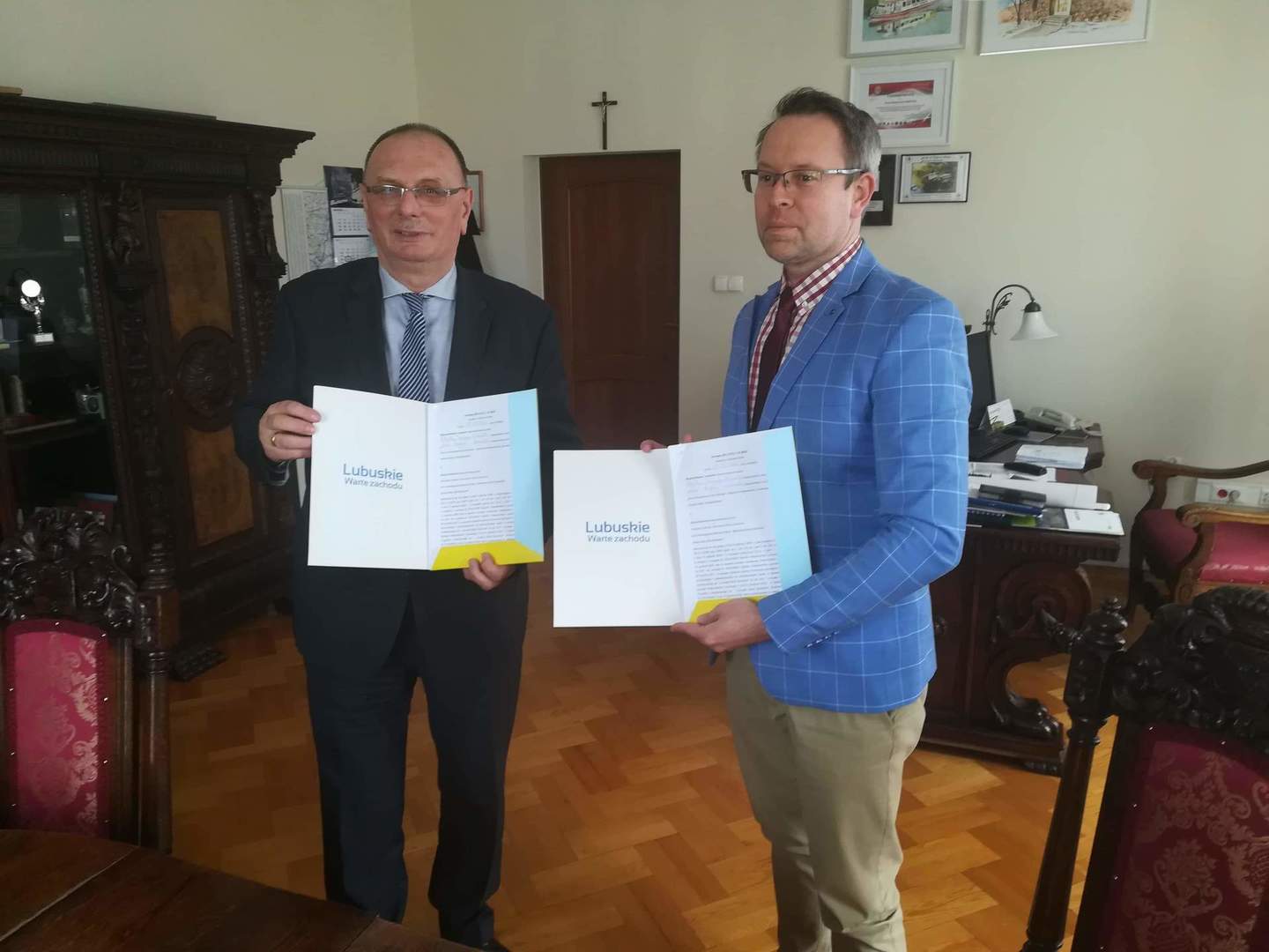 Od lewej:  Burmistrz: Stanisław Tomczyszyn – wicemarszałek woj. lubuskiego, Wojciech Sołtys - burmistrz Sulechowa. 