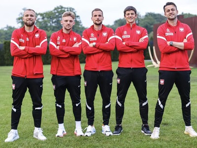 Od lewej stoją: Tymoteusz Puchacz, Kamil Jóźwiak, Tomasz Kędziora, Dawid Kownacki i Łukasz Fabiański. Fot. facebook.com/LukaszFabianskiOfficial