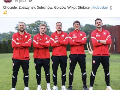 Od lewej stoją: Tymoteusz Puchacz, Kamil Jóźwiak, Tomasz Kędziora, Dawid Kownacki i Łukasz Fabiański. Fot. facebook.com/LukaszFabianskiOfficial