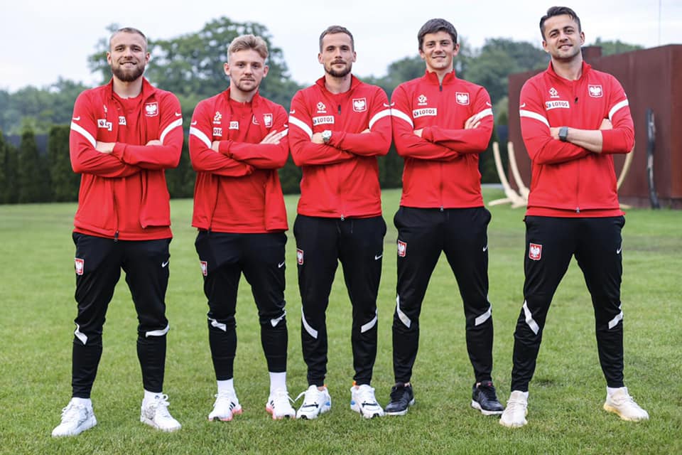 Od lewej stoją: Tymoteusz Puchacz, Kamil Jóźwiak, Tomasz Kędziora, Dawid Kownacki i Łukasz Fabiański. Fot. facebook.com/LukaszFabianskiOfficial