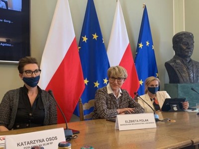 W budynku Sejmu RP odbyła się debata „Kobiety w samorządzie”, w której udział wzięły m.in. posłanki: Katarzyna Osos i Zofia Czernow, marszałek Elżbieta Anna Polak, radna wojewódzka Anna Synowiec oraz wicestarosta Powiatu Żagańskiego, Anna Michalczuk.