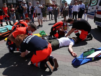 Piknik zdrowia na zielonogórskim deptaku - akcja pokazowa ratowników