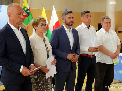 Sala kolumnowa UMWL. Od lewej: członek zarządu Marcin Jabłoński, marszałek Elżbieta Anna Polak, poseł Waldemar Sługocki, radny województwa Sebastian Ciemnoczołowski, poseł Bogusław Wontor.