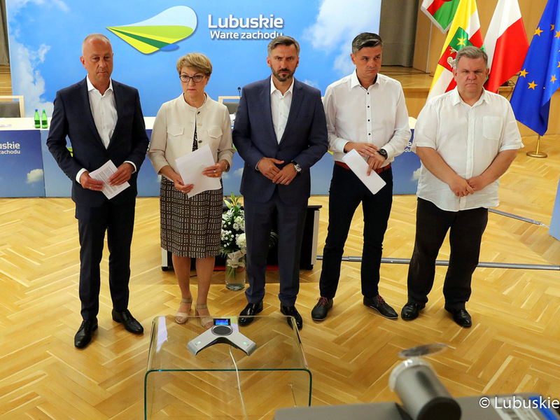 Sala kolumnowa UMWL. Od lewej: członek zarządu Marcin Jabłoński, marszałek Elżbieta Anna Polak, poseł Waldemar Sługocki, radny województwa Sebastian Ciemnoczołowski, poseł Bogusław Wontor.