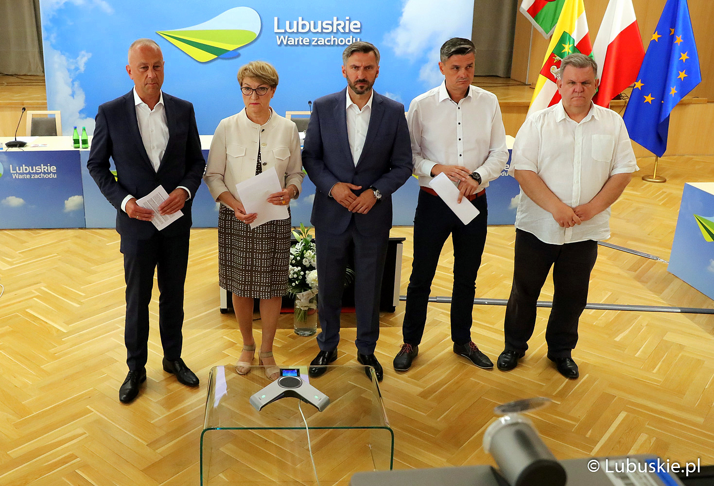 Sala kolumnowa UMWL. Od lewej: członek zarządu Marcin Jabłoński, marszałek Elżbieta Anna Polak, poseł Waldemar Sługocki, radny województwa Sebastian Ciemnoczołowski, poseł Bogusław Wontor.