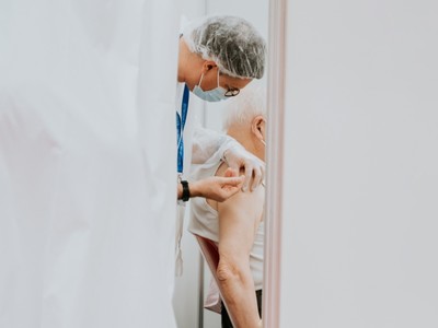Szczepienia przeciwko grypie mogą przyczynić się do polepszenia stanu zdrowia osób w wieku 65+ i zmniejszenia zachorowalności. Fot. unsplash