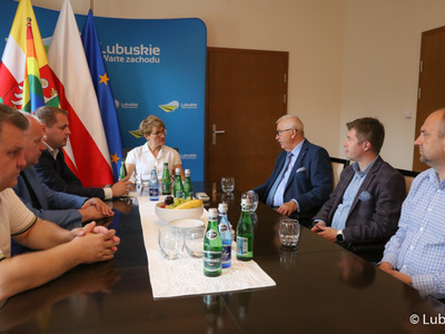Spotkanie marszałek Elżbiety Anny Polak i wicemarszałka Łukasza Poryckiego z prezesem Polskiego Związku Lekkiej Atletyki Henrykiem Olszewskim, prezesem Lubuskiego Związku Lekkiej Atletyki Robertem Paluchem, prezesem Lubuskiej Federacji Sportu Bogusławem Wontorem, sekretarzem generalnym PZLA Hubertem Trochimowiczem oraz trenerem blokowym kadry Polski 400-metrowców, Sławomirem Landyszkowskim.