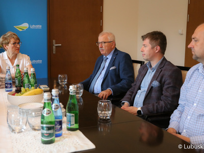 Spotkanie marszałek Elżbiety Anny Polak i wicemarszałka Łukasza Poryckiego z prezesem Polskiego Związku Lekkiej Atletyki Henrykiem Olszewskim, prezesem Lubuskiego Związku Lekkiej Atletyki Robertem Paluchem, prezesem Lubuskiej Federacji Sportu Bogusławem Wontorem, sekretarzem generalnym PZLA Hubertem Trochimowiczem oraz trenerem blokowym kadry Polski 400-metrowców, Sławomirem Landyszkowskim.
