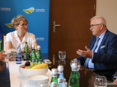 Marszałek Elżbieta Anna Polak, podczas spotkania z prezesem Polskiego Związku Lekkiej Atletyki Henrykiem Olszewskim.