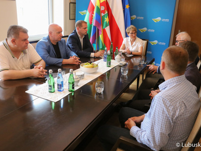 Spotkanie marszałek Elżbiety Anny Polak i wicemarszałka Łukasza Poryckiego z prezesem Polskiego Związku Lekkiej Atletyki Henrykiem Olszewskim, prezesem Lubuskiego Związku Lekkiej Atletyki Robertem Paluchem, prezesem Lubuskiej Federacji Sportu Bogusławem Wontorem, sekretarzem generalnym PZLA Hubertem Trochimowiczem oraz trenerem blokowym kadry Polski 400-metrowców, Sławomirem Landyszkowskim.

