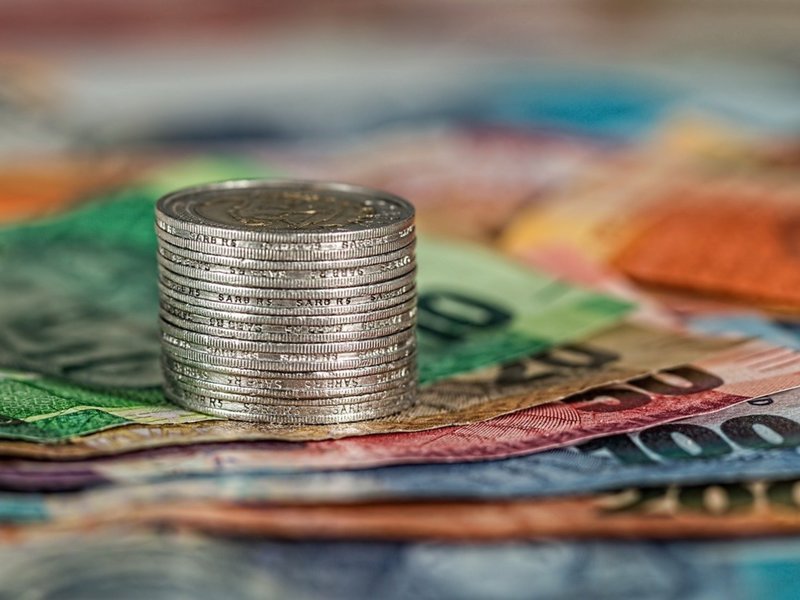 Papierowe banknoty i monety waluty euro.