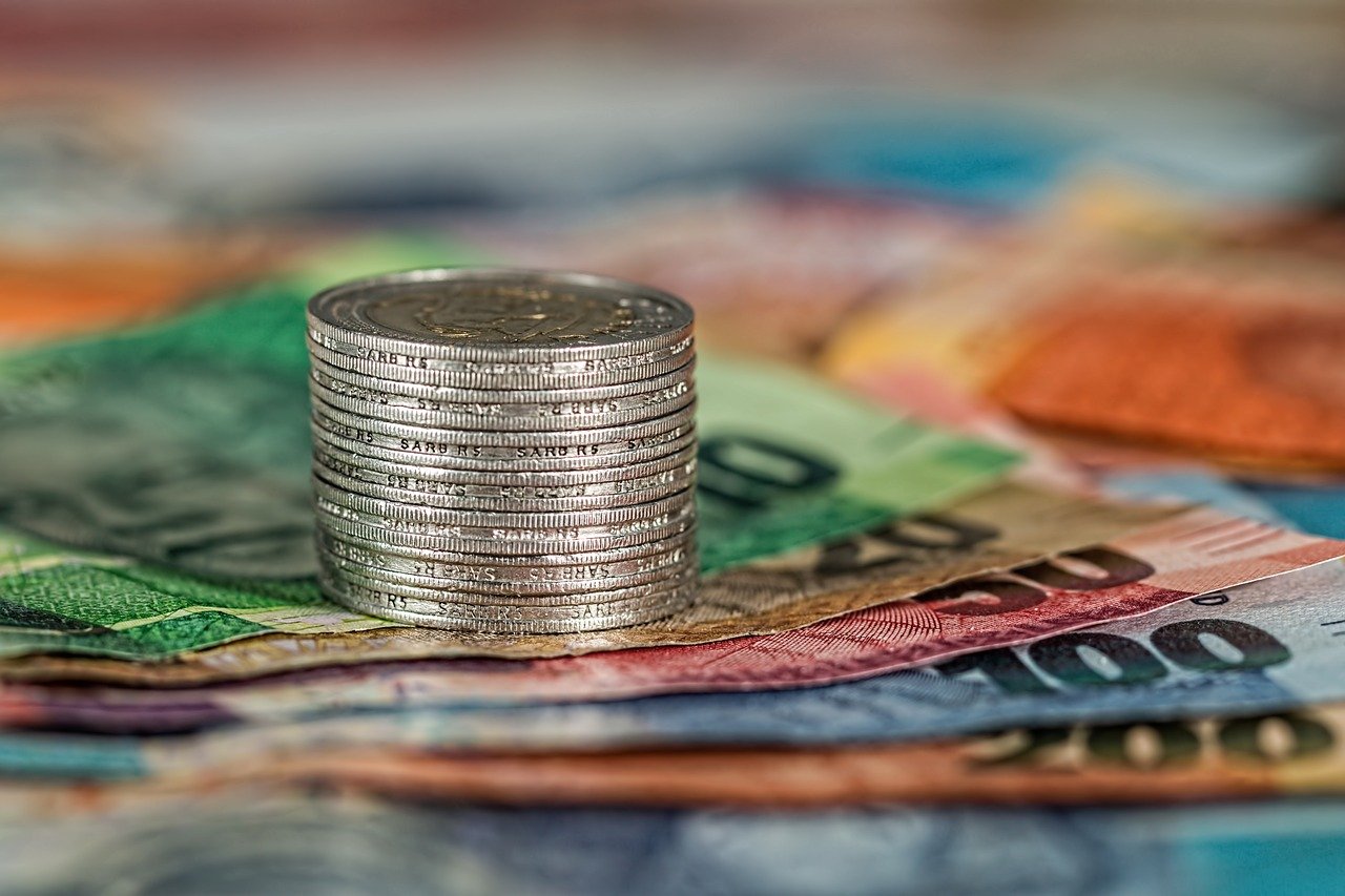 Papierowe banknoty i monety waluty euro.