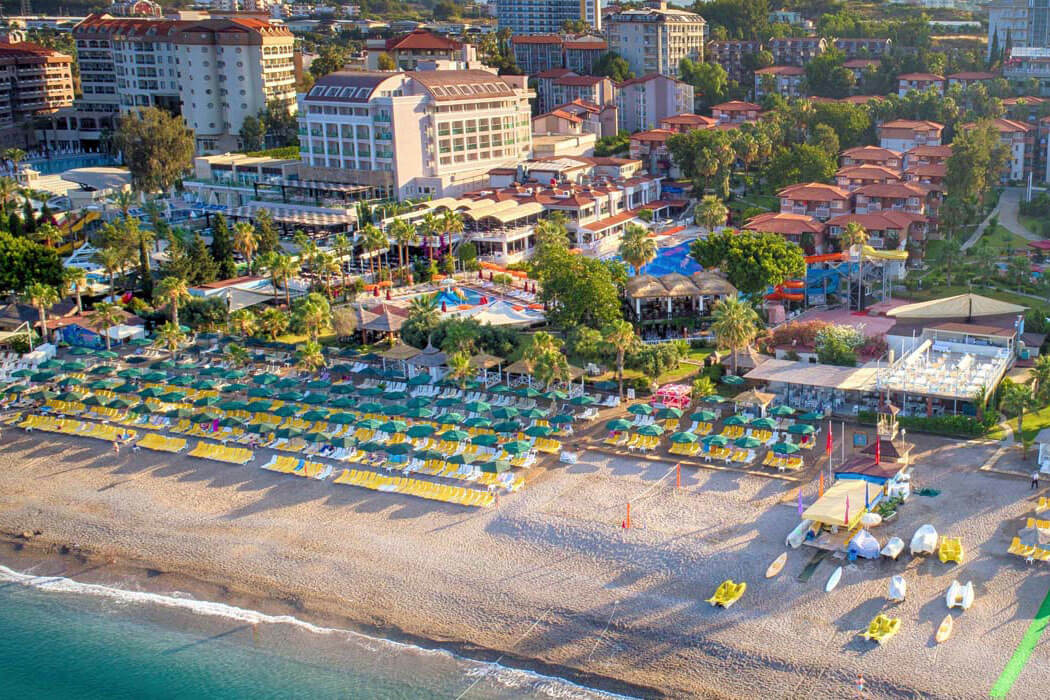 Plaża na Riwierze Tureckiej.