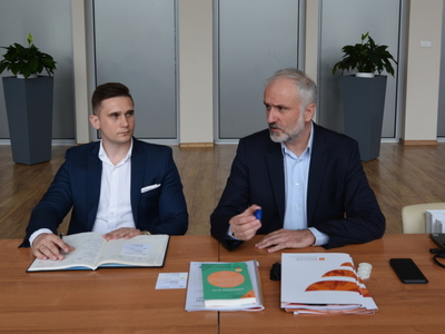 Spotkanie z przedstawicielami PARP na sali prasowej UMWL. Uczestnicy siedzą przy stole.