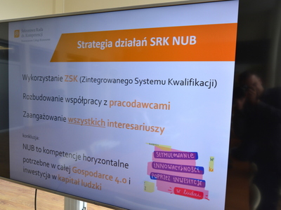 Spotkanie z przedstawicielami PARP na sali prasowej UMWL. Uczestnicy siedzą przy stole.