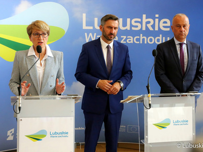 Od lewej: Marszałek Elżbieta Anna Polak, poseł Waldemar Sługocki, członek zarządu Marcin Jabłoński