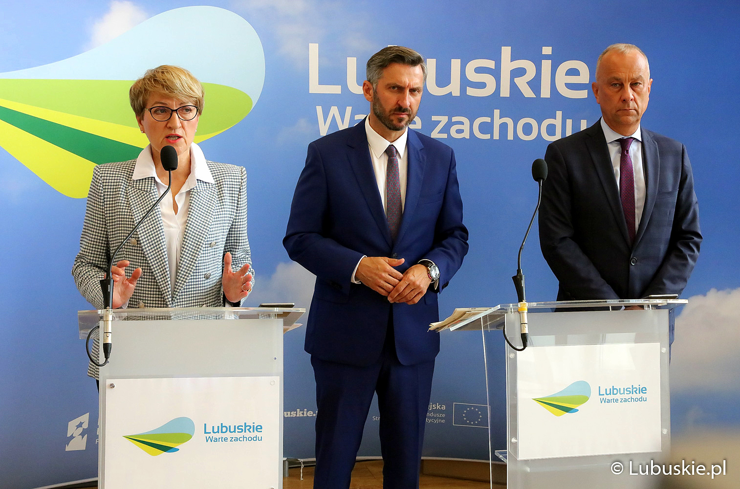Od lewej: Marszałek Elżbieta Anna Polak, poseł Waldemar Sługocki, członek zarządu Marcin Jabłoński
