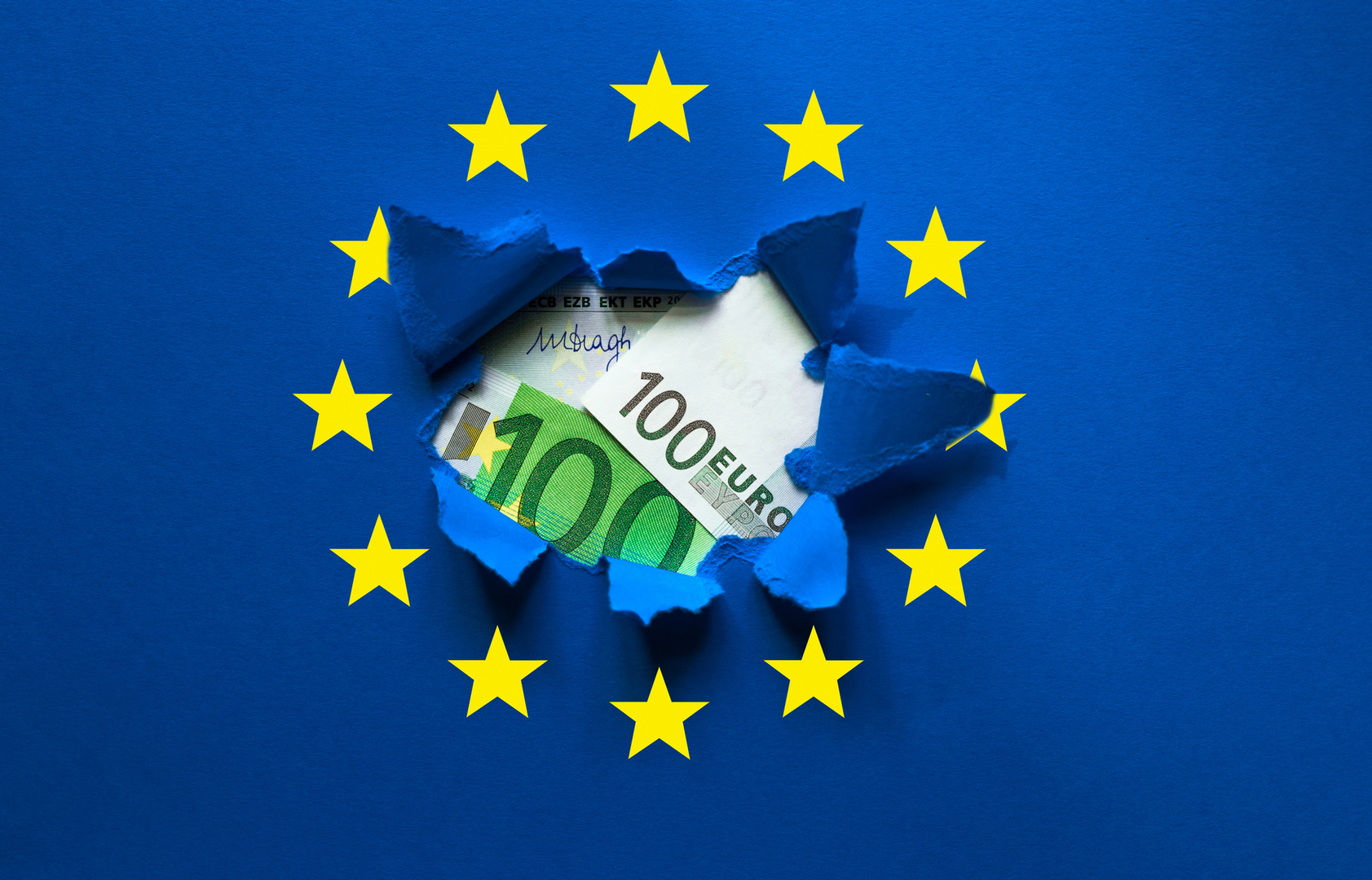 Rozerwana flaga UE. W dziurze widać pieniądze.