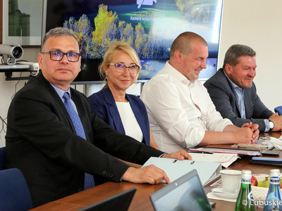 Spotkanie zarządu województwa z przedstawicielami POLREGIO w UMWL. Nową Dyrektor Lubuskiego Zakładu Spółki POLREGIO przedstawił prezes POLREGIO Artur Martyniuk. Martyna Karoń (w środku) funkcję objęła 25 czerwca.