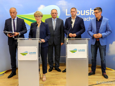 Marszałek Elżbieta Anna Polak, wicemarszałkowie Stanisław Tomczyszyn i Łukasz Porycki, członek zarządu Marcin Jabłoński oraz radny woj. lubuskiego Sebastian Ciemnoczołowski podczas konferencji prasowej dotyczącej niesprawiedliwego podziału unijnych pieniędzy na lata 2021-2027 dla woj. lubuskiego.
