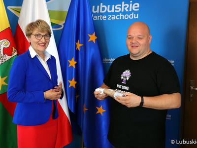 Marszałek Elżbieta Anna Polak odebrała od organizatorów turnieju koszykówki ulicznej KO Streetball Challenge w Krośnie Odrz., pamiątkową, imienną koszulkę ze swoim nazwiskiem.