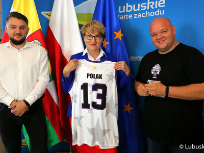 Marszałek Elżbieta Anna Polak odebrała od organizatorów turnieju koszykówki ulicznej KO Streetball Challenge w Krośnie Odrz., pamiątkową, imienną koszulkę ze swoim nazwiskiem.