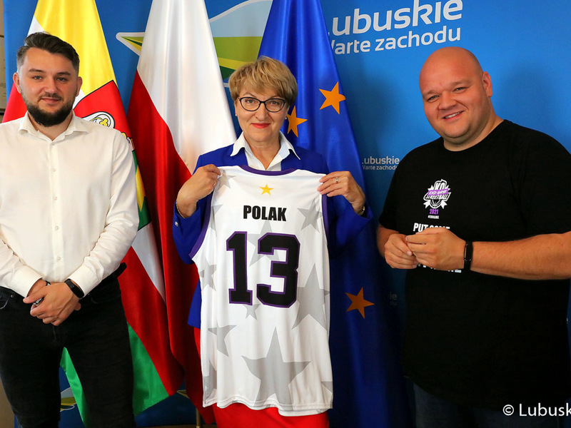Marszałek Elżbieta Anna Polak odebrała od organizatorów turnieju koszykówki ulicznej KO Streetball Challenge w Krośnie Odrz., pamiątkową, imienną koszulkę ze swoim nazwiskiem.