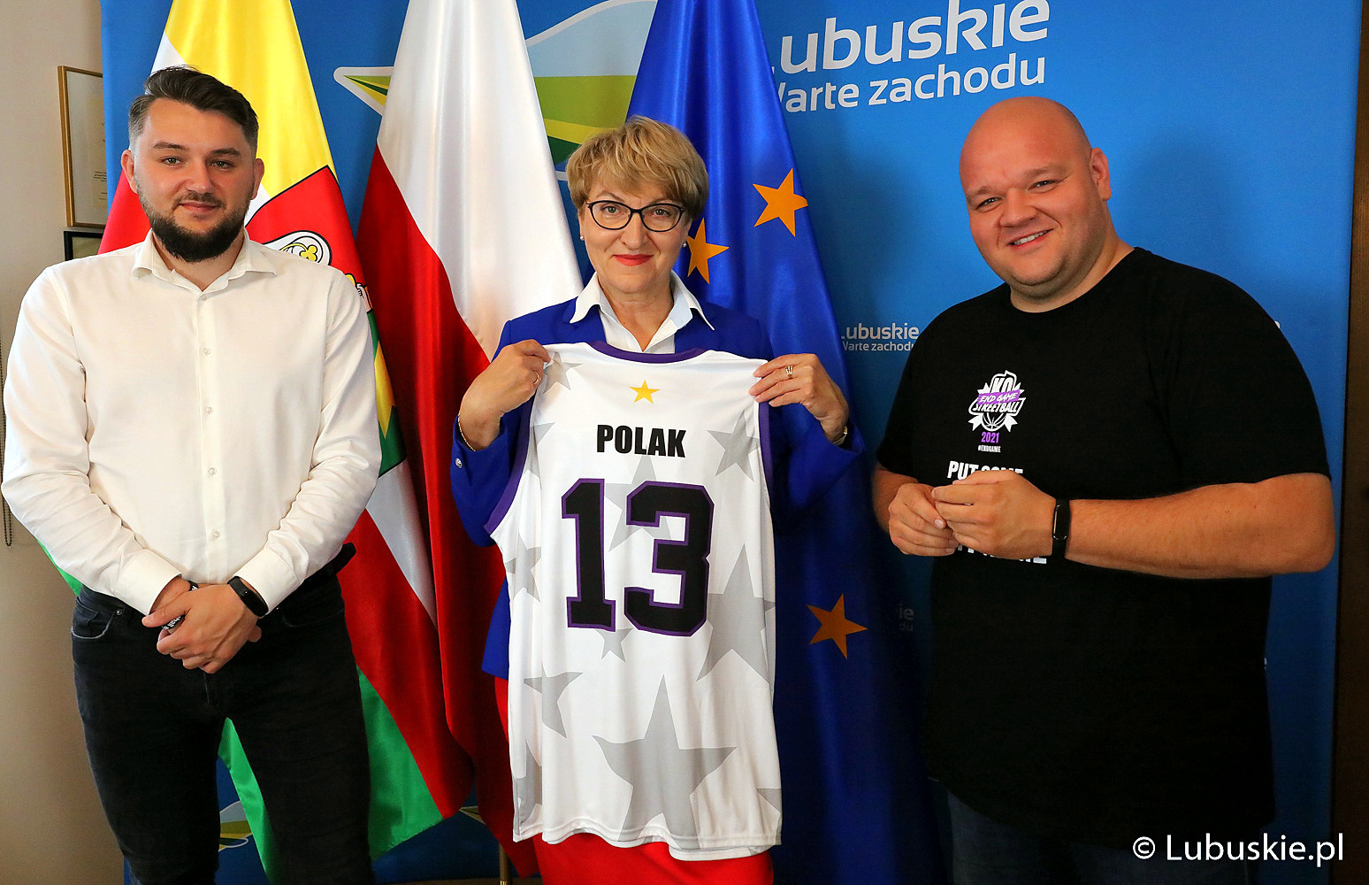 Marszałek Elżbieta Anna Polak odebrała od organizatorów turnieju koszykówki ulicznej KO Streetball Challenge w Krośnie Odrz., pamiątkową, imienną koszulkę ze swoim nazwiskiem.