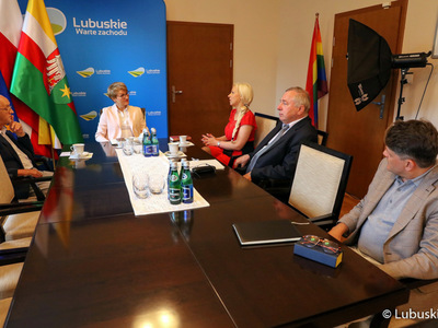 W sprawie organizacji w woj. lubuskim Lubuskiego Festiwalu Kultur Europejskich marszałek Elżbieta Anna Polak spotkała się z prezesem Fundacji Tota Pulchra Polska, Włodzimierz Zydorczak, dyrektorem artystycznym festiwalu Dominiką Zamarą oraz dyrektorem Departamentu Promocji i Strategii Marki, Januszem Rewersem.
