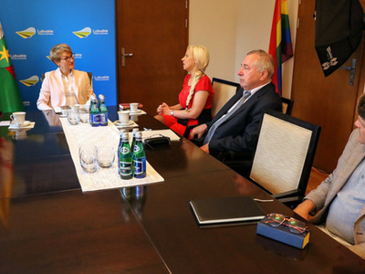 W sprawie organizacji w woj. lubuskim Lubuskiego Festiwalu Kultur Europejskich marszałek Elżbieta Anna Polak spotkała się z prezesem Fundacji Tota Pulchra Polska, Włodzimierz Zydorczak, dyrektorem artystycznym festiwalu Dominiką Zamarą oraz dyrektorem Departamentu Promocji i Strategii Marki, Januszem Rewersem.

