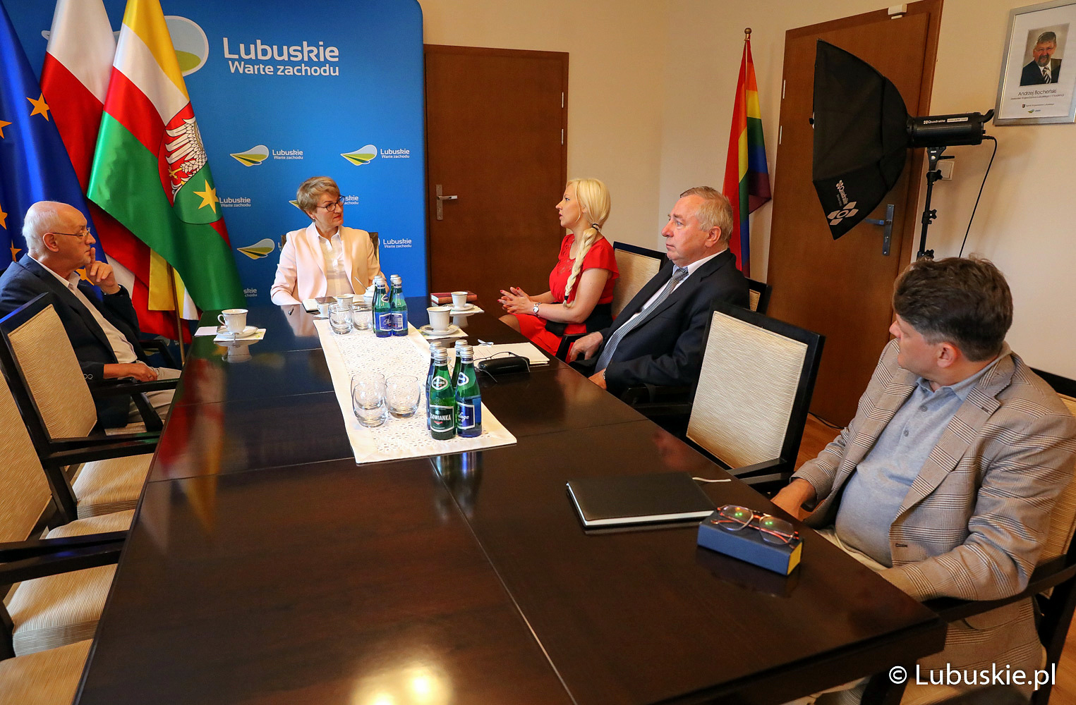 W sprawie organizacji w woj. lubuskim Lubuskiego Festiwalu Kultur Europejskich marszałek Elżbieta Anna Polak spotkała się z prezesem Fundacji Tota Pulchra Polska, Włodzimierz Zydorczak, dyrektorem artystycznym festiwalu Dominiką Zamarą oraz dyrektorem Departamentu Promocji i Strategii Marki, Januszem Rewersem.
