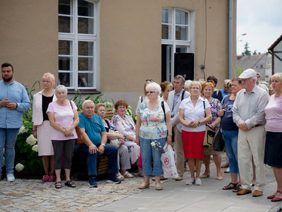 Seniorzy z gminy Strzelce Kraj. podczas uroczystego otwarcia Centrum Aktywności Społecznej