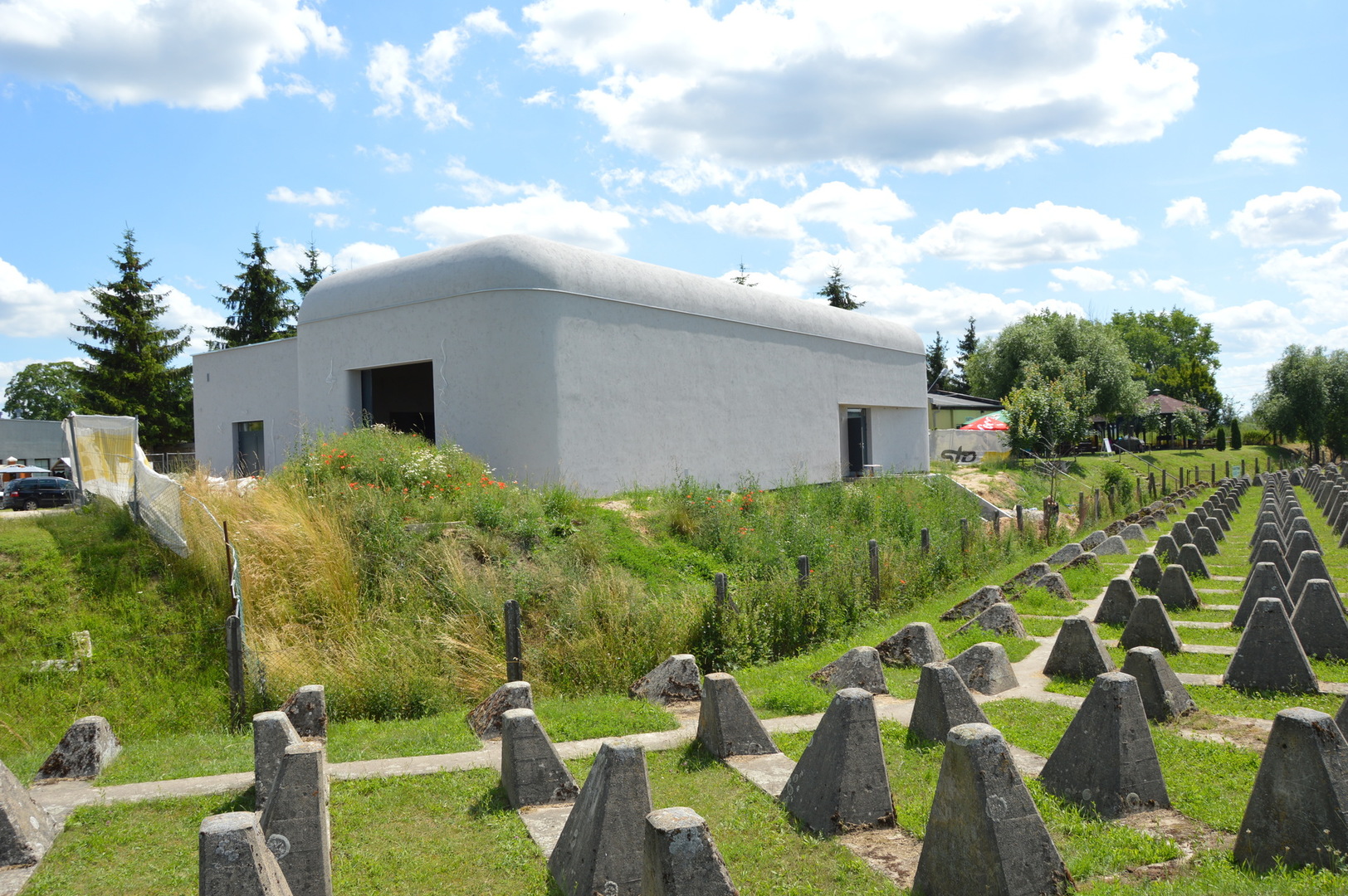 Nowy budynek o kształcie bunkra.