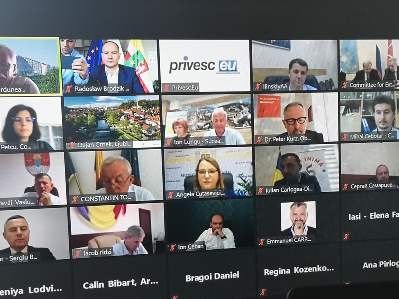 Zdjęcie ekranu komputera z uczestnikami konferencji on-line.