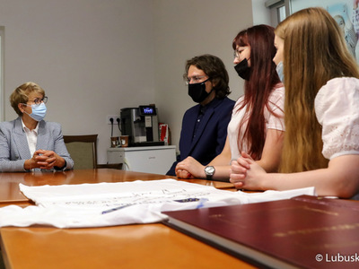 Marszałek Elżbieta Anna Polak spotkała się ze studentami z biura Erasmus+ na Uniwersytecie Zielonogórskim