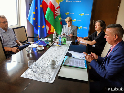 Przy stole siedzą: marszałek Elżbieta Anna Polak, Wójt Gminy Skąpe Zbigniew Woch, p.o. dyrektora szpitala Tomasz Kowalski i Mirosława Dulat, Z-ca Dyrektora Departamentu Zdrowia UMWL.