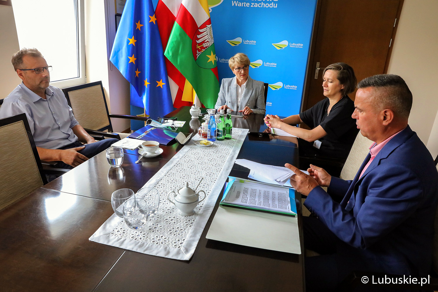 Przy stole siedzą: marszałek Elżbieta Anna Polak, Wójt Gminy Skąpe Zbigniew Woch, p.o. dyrektora szpitala Tomasz Kowalski i Mirosława Dulat, Z-ca Dyrektora Departamentu Zdrowia UMWL.