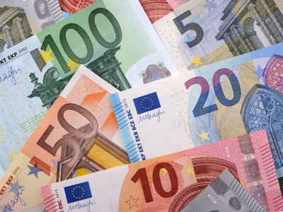 Rozrzucone banknoty euro o nominałach od 5 do 100 euro.