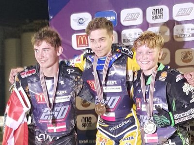 Oskar Paluch (w środku) Indywidualnym Mistrzem Świata motocyklach o pojemności 250 ccm. Obok Duńczycy: Nicklas Aagard oraz Villads Nagel.
 Fot. Stal Gorzów
