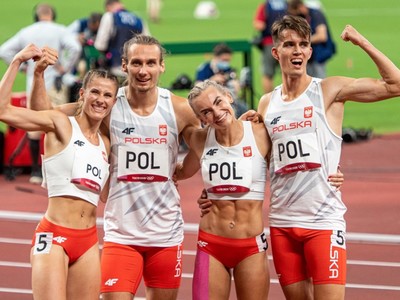 Polska sztafeta pozująca na bieżni po zwycięstwie.