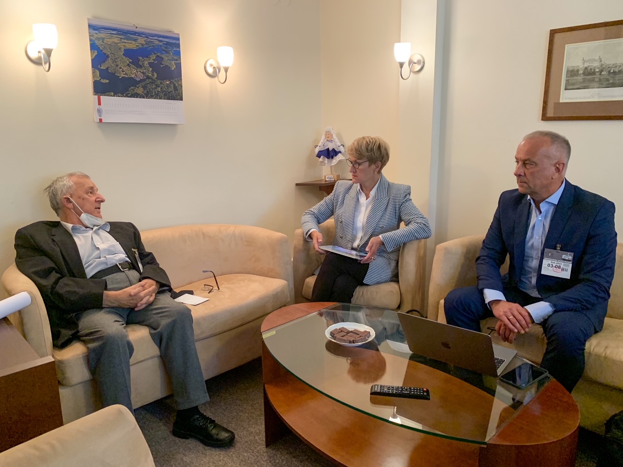 Marszałek Elżbieta Anna Polak, członek zarządu Marcin Jabłoński oraz prof. Kłos